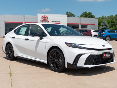 New 2026 Toyota Camry Hybrid FWD image 1