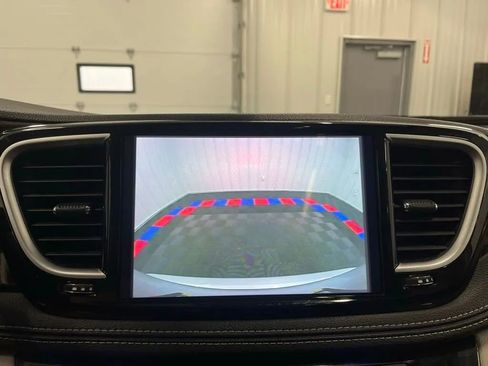 Used 2024 Chrysler Pacifica Limited image 15