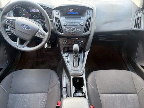 Used 2017 Ford Focus SE FWD image 2
