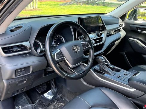 Used 2023 Toyota Highlander XLE AWD/4WD image 18