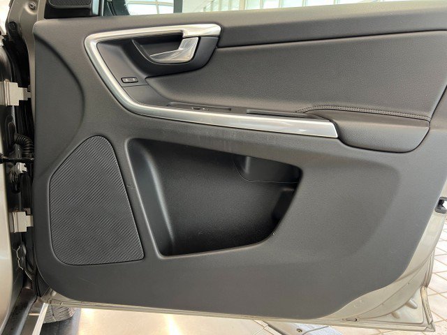 Used 2016 Volvo XC60 T6 w/ Proximity Package AWD/4WD image 17