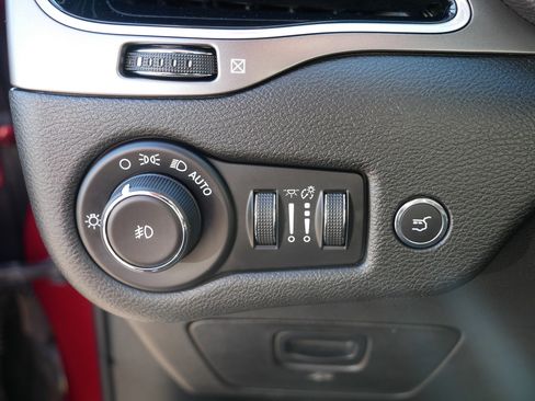 Used 2019 Jeep Cherokee Limited image 26