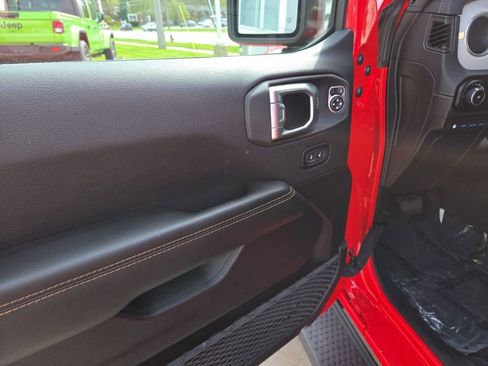 Used 2025 Jeep Wrangler Unlimited Sahara image 13