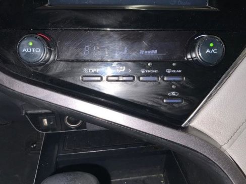 Used 2018 Toyota Camry SE FWD image 16