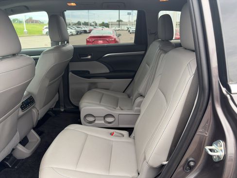 Used 2019 Toyota Highlander Limited Platinum AWD/4WD image 11