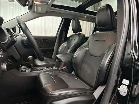 Used 2019 Jeep Cherokee Latitude Plus w/ Comfort/Convenience Group AWD/4WD image 17