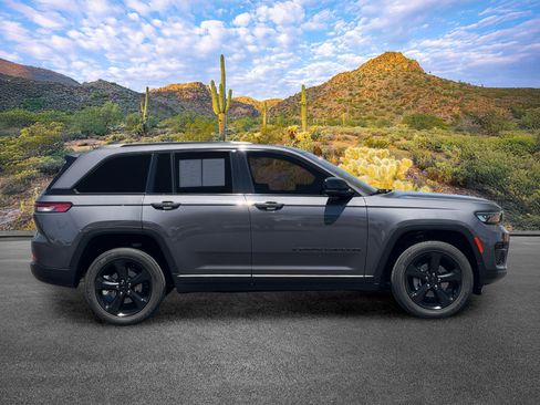 Used 2022 Jeep Grand Cherokee Altitude RWD image 3