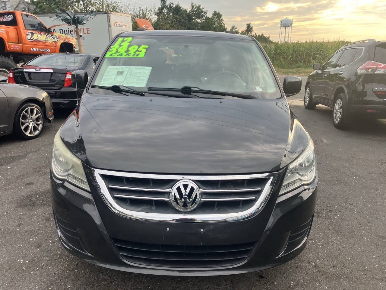 Used 2012 Volkswagen Routan SE FWD image 4