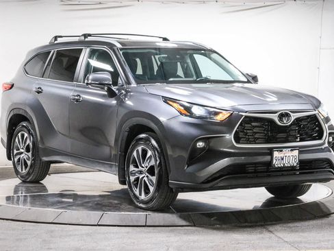 Used 2023 Toyota Highlander XLE FWD image 5