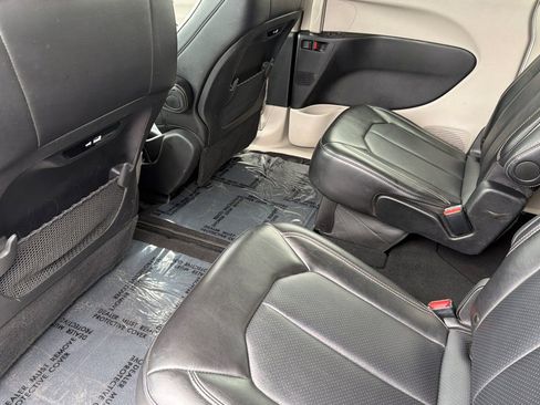 Used 2024 Chrysler Pacifica Touring-L image 8