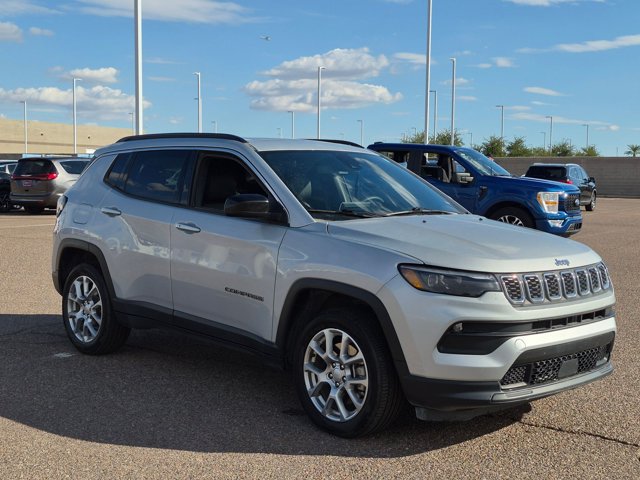 Used 2024 Jeep Compass Latitude w/ Sun and Sound Group AWD/4WD image 3