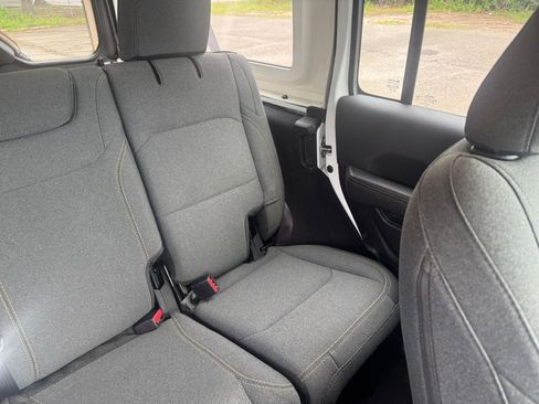 Used 2025 Jeep Wrangler Sahara image 36