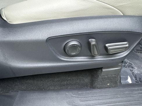 Used 2025 Toyota Tacoma Limited AWD/4WD image 47