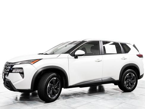 Used 2024 Nissan Rogue SV FWD image 4
