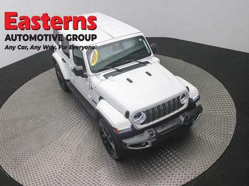 Used 2025 Jeep Wrangler Unlimited Sahara AWD/4WD image 3