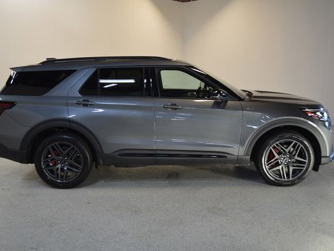 Used 2025 Ford Explorer ST-Line w/ ST-Line Street Pack AWD/4WD image 2