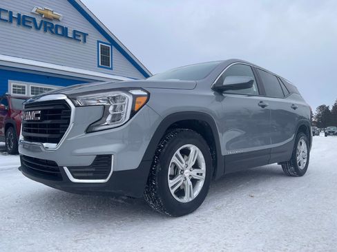 Used 2024 GMC Terrain SLE image 3