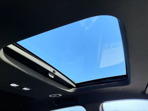 Used 2023 Chevrolet Traverse LT w/ LT Premium Package AWD/4WD image 23