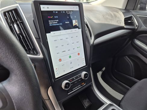 Used 2024 Ford Edge SE image 11