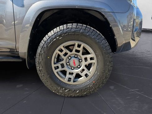 Used 2018 Toyota 4Runner SR5 AWD/4WD image 27