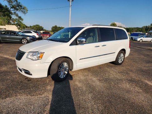 Used 2016 Chrysler Town & Country Touring-L FWD image 9