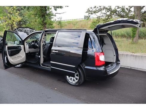 Used 2016 Chrysler Town & Country Touring w/ Driver Convenience Group image 16