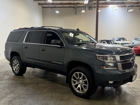 Used 2019 Chevrolet Suburban LT w/ Luxury Package AWD/4WD image 10