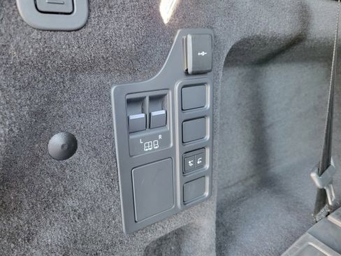 Used 2024 Land Rover Discovery Dynamic SE image 23