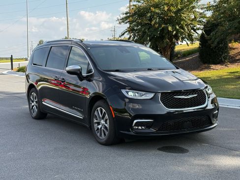 Used 2025 Chrysler Pacifica Pinnacle FWD image 7