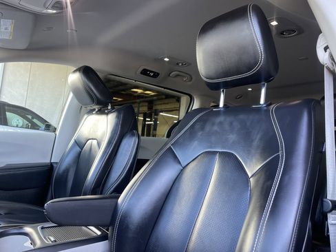 Used 2023 Chrysler Pacifica Touring-L FWD image 14
