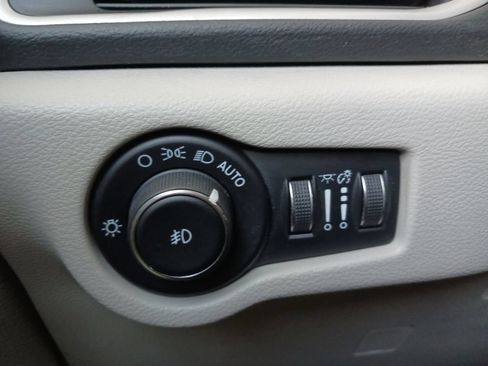 Used 2022 Chrysler Pacifica Touring-L w/ Uconnect Theater Family Group FWD image 36