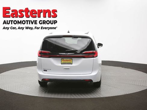 Used 2024 Chrysler Pacifica Touring-L FWD image 39