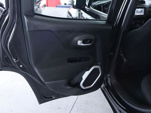 Used 2018 Jeep Renegade Latitude image 29