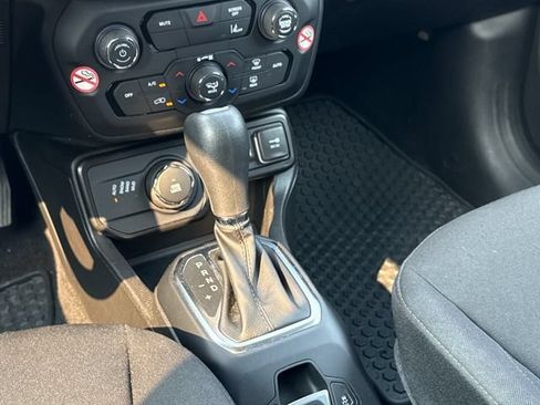 Used 2023 Jeep Renegade Latitude AWD/4WD image 11