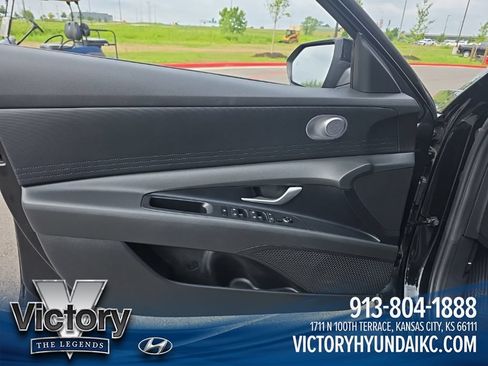Used 2024 Hyundai Elantra SE FWD image 9