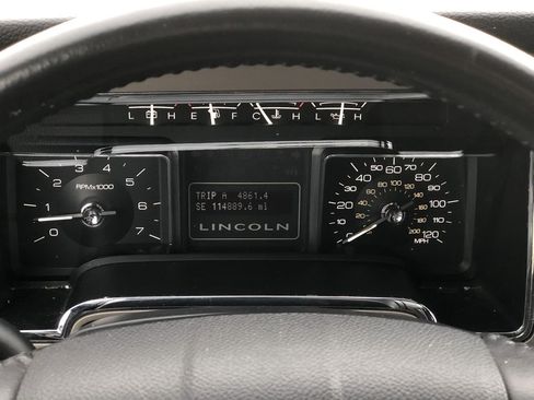 Used 2014 Lincoln Navigator image 18