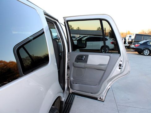 Used 2005 Ford Expedition XLT image 32