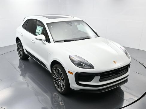 Certified 2025 Porsche Macan AWD/4WD image 41