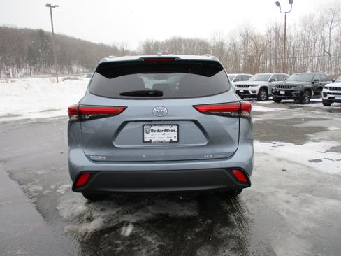 Used 2022 Toyota Highlander XLE image 6