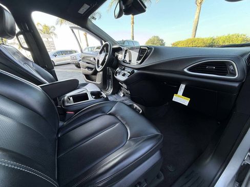 Used 2023 Chrysler Pacifica Touring-L w/ Uconnect Theater Family Group FWD image 18