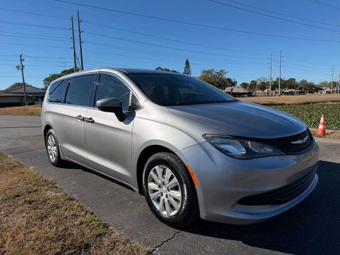 Used 2018 Chrysler Pacifica L image 2
