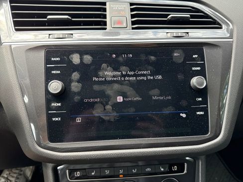 Used 2020 Volkswagen Tiguan SE w/ Panoramic Sunroof Package FWD image 17