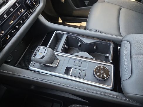 Used 2025 Nissan Pathfinder SL AWD/4WD image 25