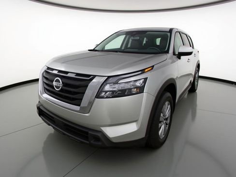 Used 2025 Nissan Pathfinder SV FWD image 3