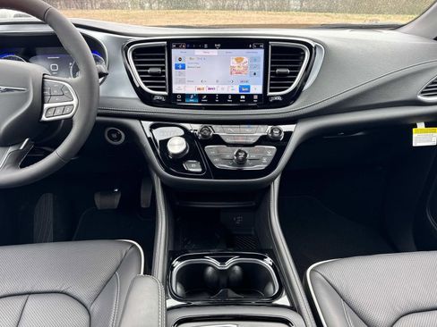 New 2026 Chrysler Pacifica Limited image 24