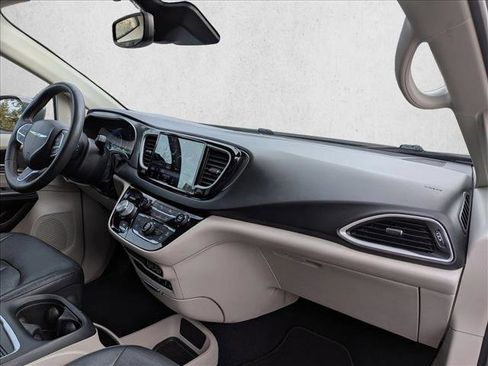 Used 2022 Chrysler Pacifica Touring-L image 21