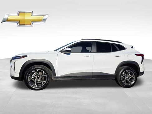 Certified 2025 Chevrolet Trax LT w/ LT Convenience Package image 3