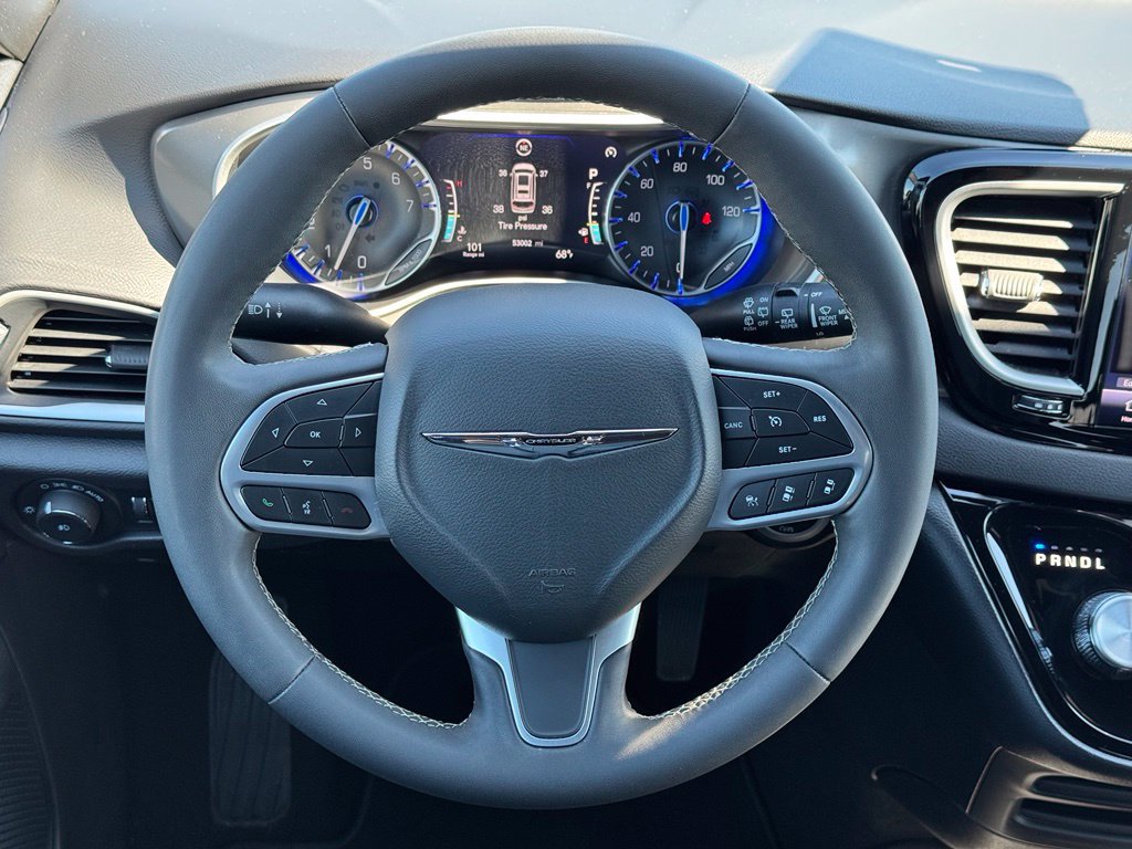 Used 2025 Chrysler Pacifica Select FWD image 24