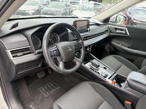 Used 2024 Mitsubishi Outlander ES FWD image 11