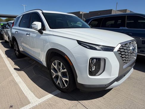Used 2022 Hyundai Palisade SEL w/ Premium Package FWD image 2